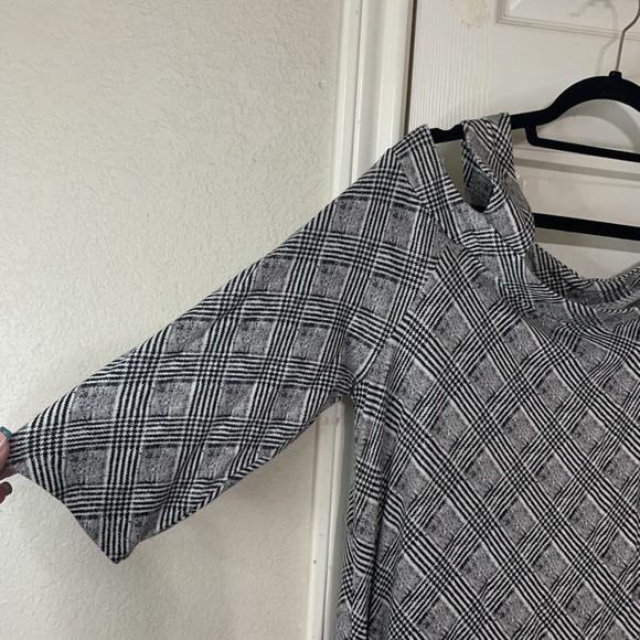 XL or 0X Catherine’s Black N Gray Checkered Stretchy Top Peekaboo Shoulders - Picture 2 of 6